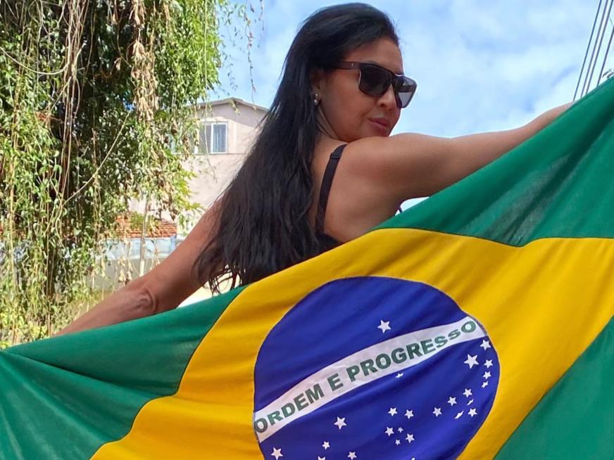 Mara Oliveira com Bandeira do Brasil