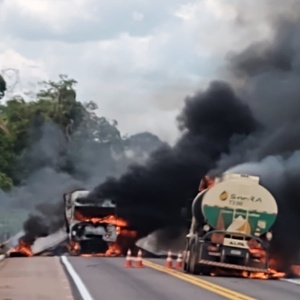 Testemunhas registram dois caminhões incendiados em meio a atos golpistas na BR-163, em Mato Grosso. Há registros de bloqueios na rodovia nos últimos dias
Imagem: Reprodução