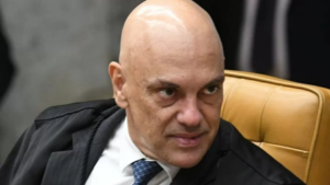 Poder concentrado de Moraes no STF é incomum, mas não incomoda ministros.