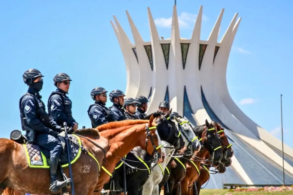Como a PEC da Segurança Pública de Lula Pode Transformar a Segurança no Brasil em 2025 1 Policial interagindo com moradores em uma comunidade brasileira, promovendo confiança e segurança pública humanizada.