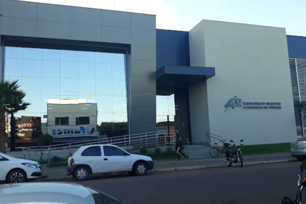 Aureo Costa passa a ser responsável também pelo Cartório do 3º Ofício 1 Fachada do Cartório do 3º Ofício na Avenida Cuiabá, Rondonópolis, com placa moderna e entrada acessível.